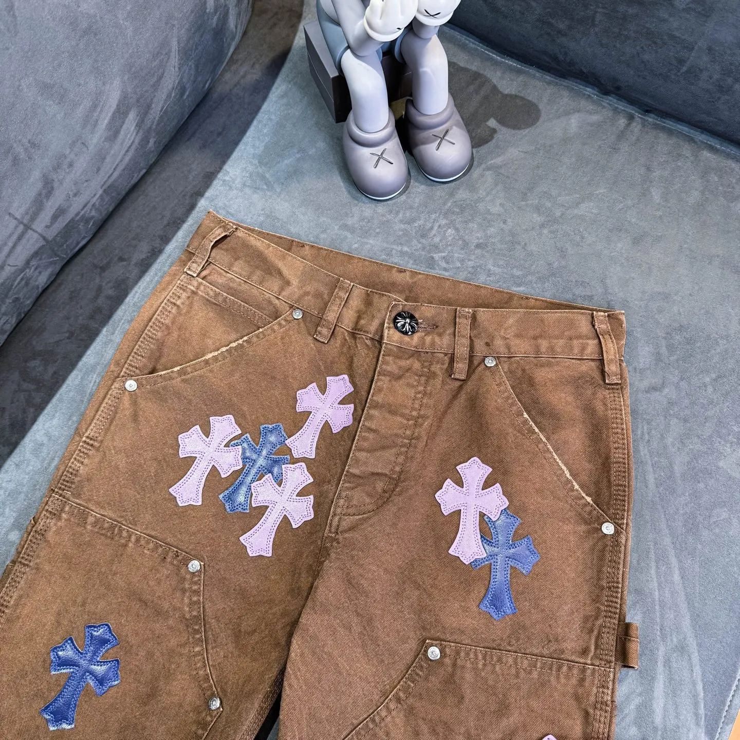 P300 Chrome Hearts Chrome Hearts Brown Logging Purple Multi-Leather Jeans Multi-leather Label Work Jeans CH Jeans All need to be washed and then disassembled and hand-stitched with sheepskin cross leather and then spliced together to complete. The whole process is too complicated to describe. About Chrome Hearts This is an extremely luxurious fashion brand that can also be called the aristocrat of the high street. It has always been an exclusive brand for some hipsters or the rich second generation. Compared with ordinary high streets, it is more luxurious and noble. Compared with luxury brands, it has a more fashionable personality. It has always been a brand that I have a special liking for. Color: Brown Size: 28 30 32 34 36